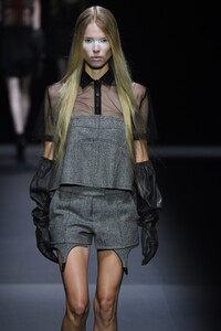 1696942208_VeraWangRunwaySeptember2019NewYorkFashionwTH4cRfHxwax.thumb.jpg.ddc8400523346105bea47a09a248d763.jpg