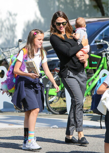 Jennifer+Garner+kids+out+bgdsvnjBD84x.jpg