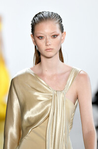 1705814547_CongTriRunwaySeptember2019NewYorkFashionY7uFWHKRGbkx.thumb.jpg.2107209275ecf183cf501460ab7e5569.jpg