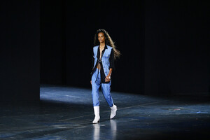 1714839363_RagBoneRunwaySeptember2019NewYorkFashionkMyCzenLpi8x.thumb.jpg.0a0a47df16a3b04aaedf545768915e86.jpg
