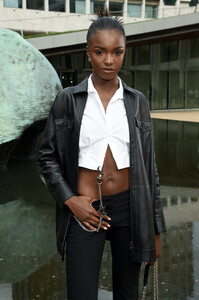 Leomie+Anderson+Longchamp+SS20+Runway+Show+EZME8VV3NCux.jpg