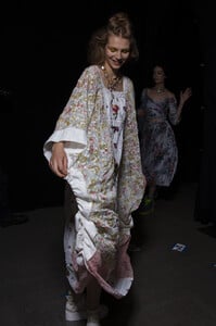 1720837124_AnnaSuiSpring2020Backstage1TJQv-WuiOux.thumb.jpg.613e9514b5aa8743debfc4b574a5da0e.jpg