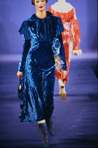 1725363528_anna-sui-fw-1993(9).thumb.jpg.a5802e9deaf9040fc0777221b8961c7f.jpg