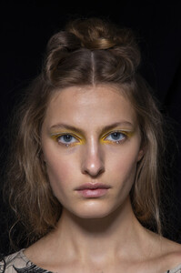 1733684558_AnnaSuiSpring2020Backstagenewirfap8AQx.thumb.jpg.5e186f43055382e435ccb0c1ddd6d748.jpg