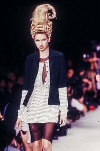 1736852995_KarlLagerfeld1994WomenRTW130.thumb.jpg.d313315a4de1a5dedc574c7a8e3a67f9.jpg