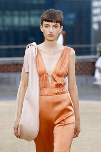 1741393295_JonathanSimkhaiRunwaySeptember2019NewVDG5MYKG_Pjx.thumb.jpg.e5a1007acc12322f68aeda94c27d06c8.jpg