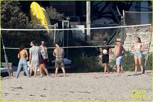 leonardo-dicaprio-beach-volleyball-camila-morrone-friends-47 - Copy.jpg