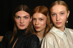 1762567072_StaudBackstageSeptember2019NewYorkFashion12OcaDiR3z0x(1).thumb.jpg.11605040fa9ec009fd33879eabcc49c8.jpg