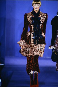 1766669688_anna-sui-fw-1993(8).thumb.jpg.07ad1e7ab95246972766cca3656aa44e.jpg