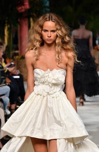 Oscar+de+la+Renta+Runway+September+2019+New+Mxkw8d5yFg9x.jpg