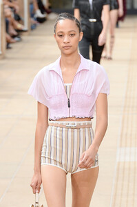 1777348364_LongchampRunwaySeptember2019NewYorkFashiongtQMWgpxalpx.thumb.jpg.3a885557f7e4929a9a1a124b5c0b3436.jpg
