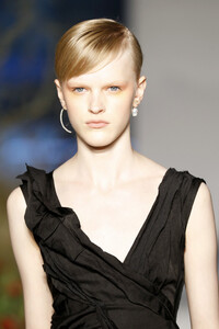 1780773181_JasonWuCollectionRunwaySeptember2019aRikcH_N_yxx.thumb.jpg.5c8bb733eb14be87af8dc7b46c366e19.jpg