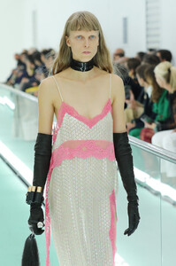 1781073258_GucciRunwayMilanFashionWeekSpringSummerak9ECZ67qvsx.thumb.jpg.bf59789824525fac790a6ae52786acb8.jpg