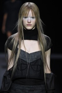 1782483321_VeraWangRunwaySeptember2019NewYorkFashion5wr6_8RGO62x.thumb.jpg.74445e31e9319ae452c61ab8c9bc8052.jpg