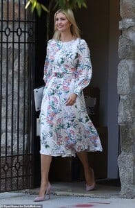 17838332-7407735-On_the_go_Ivanka_Trump_was_seen_stepping_out_of_her_Washington_D-a-132_1567098815671.jpg