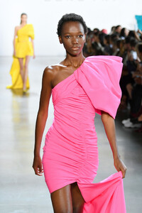 178672135_CongTriRunwaySeptember2019NewYorkFashion59QEzpUBCTFx.thumb.jpg.3a84c2b8cecaee03d8e4a43b521b2dbe.jpg
