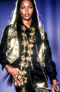 1790207784_GianniVersace1992HauteCouture13.thumb.jpg.52a10a3d0ee991e30bd2c277bd8bae0e.jpg