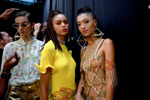 1797537772_AreaBackstageSeptember2019NewYorkFashiona5aRKLfNdIex(1).thumb.jpg.8ceafa124f856d83aadc171ae2812e44.jpg