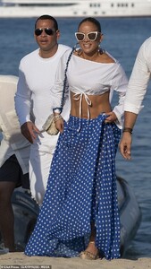 17983006-7420237-Couple_The_singer_who_showcased_her_etched_abs_in_a_white_crop_t-m-66_1567447624892.jpg