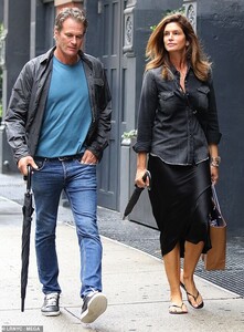 17986836-7420623-Afternoon_walk_Cindy_Crawford_and_Rande_Gerber_stepped_out_and_b-m-94_1567459028707.jpg