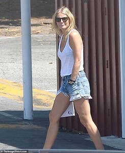18021248-7423673-Labor_Day_Monday_Gwyneth_Paltrow_was_spotted_with_her_husband_of-m-41_1567529729651.jpg