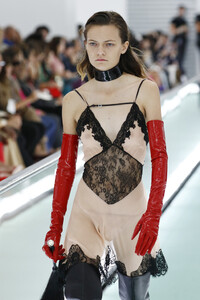 1802253845_GucciRunwayMilanFashionWeekSpringSummerUkGEk3JZygvx.thumb.jpg.4a72de898ab8b628c79e2e3342bff530.jpg