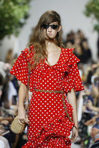 1803010616_MichaelKorsCollectionSpring2020RunwaydhvuaCrzGg6x.thumb.jpg.ccef8d6dcc549c905983eaaf50e5c724.jpg