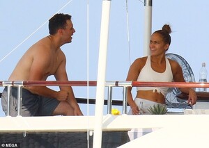 18041560-7425367-Hard_work_Jennifer_Lopez_50_was_seen_hitting_the_gym_on_board_a_-m-95_1567564850652.jpg