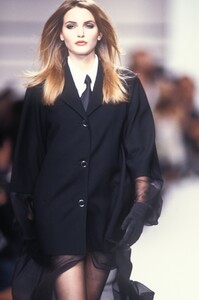 1805375935_KarlLagerfeld1992WomenRTW65.thumb.jpg.68425a8c542dc8b789c98570014ead0b.jpg