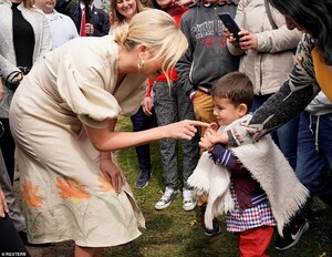 18068884-7431653-Saying_hello_The_mother_of_three_enjoyed_a_particularly_touching-a-6_1567701928231.jpg
