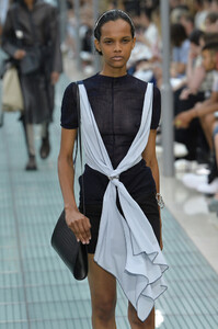 1806988194_AlyxRunwayParisFashionWeekMenswearSpringX8mS1GmMuvax.thumb.jpg.e510a61ae9d4cf823e50d93a985fc38a.jpg