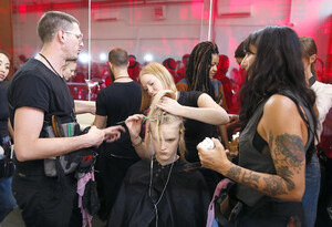 1820032906_TomFordBackstageSeptember2019NewYorkvuQpcUDdhwix.thumb.jpg.2760d3503d92ce70aa27e1b333879c26.jpg