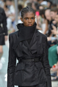 18204913_AlyxRunwayParisFashionWeekMenswearSpringlCKW9foIeaOx.thumb.jpg.93fb0c3e74db10645d2b78ec7aa22568.jpg