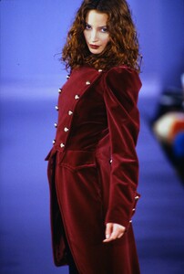 1823503796_anna-sui-fw-1993(7).thumb.jpg.be9071174a0f33862932ca78cf13d7c3.jpg