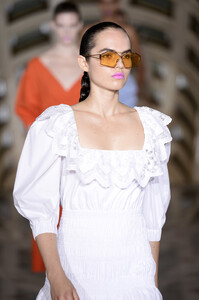 18258489_SelfPortraitRunwaySeptember2019NewYork6r7F-mwmIRwx.thumb.jpg.0777be9785f19d965584e5e1be0a6e08.jpg
