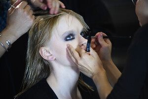 1827129065_R13BackstageSeptember2019NewYorkFashionJ8lzN6DEM05x.thumb.jpg.9d88b25da0a51afaf4cc43cf35cb0667.jpg