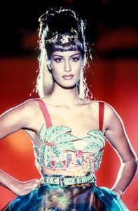 1828157476_GianniVersace1992HauteCouture14.thumb.jpg.d99f7c43fa7866d362b55c5d9bb623e6.jpg