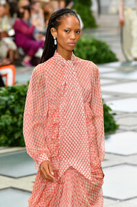 1837279550_ToryBurchNYFWSS20Runway1HHVe0lTF2dx.thumb.jpg.03b7e8780d8b547b1522bf3630786177.jpg