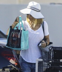 18409326-7458047-Vino_The_Fuller_House_actress_was_alone_as_she_loaded_a_six_pack-m-82_1568318296253.jpg