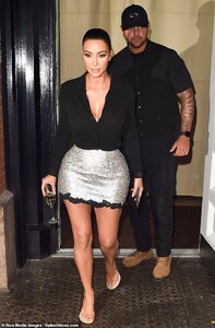 18420984-7458985-Heading_out_Kim_Kardashian_emerged_from_her_hotel_on_Thursday_ev-a-1_1568342859282.jpg