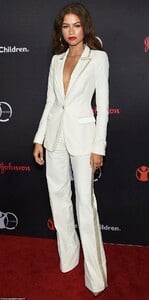 18422936-7458773-Channeling_Travolta_Zendaya_s_wore_flared_Saturday_Night_Fever_s-a-28_1568339934706.jpg