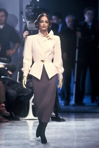 1842674890_ThierryMugler1993WomenRTW33.thumb.jpg.be4f3da6553a6d79dd2e516a12f9c2a5.jpg