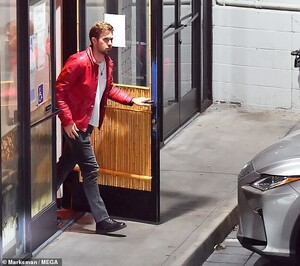 18444172-7461227-Heading_home_Ryan_Gosling_lead_the_way_after_he_and_wife_Eva_Men-a-2_1568388094969.jpg