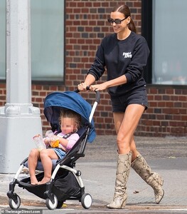 18454106-7461983-Stepping_out_Russian_model_Irina_Shayk_smiled_as_she_pushed_her_-m-38_1568402727771.jpg