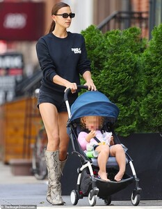 18455876-7461983-Baby_treats_Meanwhile_little_Lea_whose_full_name_is_Lea_de_Seine-m-40_1568402752084.jpg