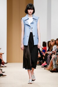 Sofia Steinberg Tod´s Spring 2020 RTW MFW 2.jpg