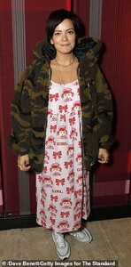 18463448-7462767-Chic_Lily_Allen_made_a_stylish_arrival_for_the_grand_opening_of_-a-181_1568422153070.jpg