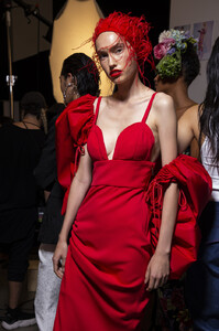 1848023151_PrabalGurungSpring2020BackstagemdvJ3rOqXsRx.thumb.jpg.0618a3646e4fa8dd376f72a65e46b698.jpg