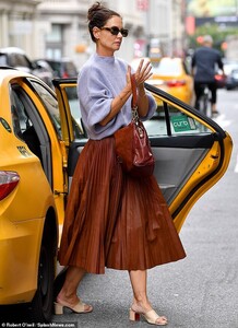 18485610-7464673-Stylish_She_kept_her_hair_in_a_messy_bun_and_shaded_her_vision_w-a-127_1568500708433.jpg