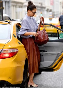 18485616-7464673-Chic_Katie_40_paired_the_look_with_nude_open_toed_mules_and_a_la-a-128_1568500708433.jpg